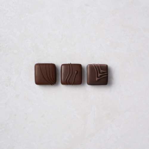 coffret de bonbons de chocolat noir avec fourreau personnalisable Hover