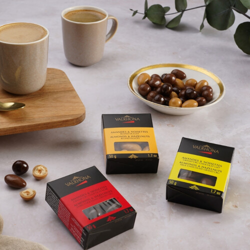 coffret de 3 boites d'amandes et noisettes enrobées de chocolat  Hover