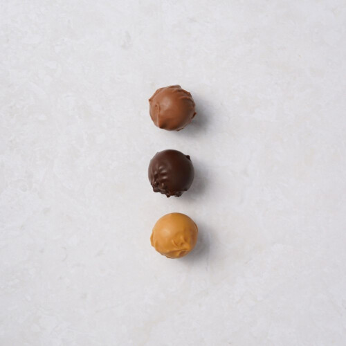 Coffret 12 truffes en chocolat noir, lait et Dulcey avec fourreau personnalisable Hover